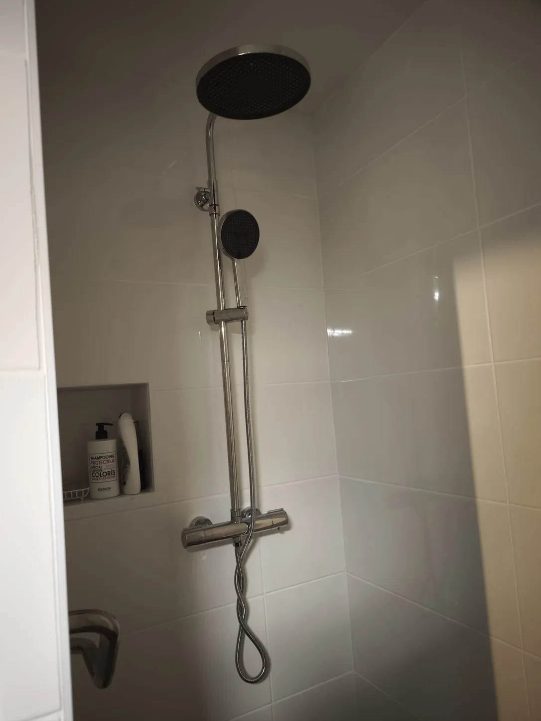 Douche à l'italienne avec colonne thermostatique, pommeau de pluie noir et niche murale, réalisée par Eco Renov 67