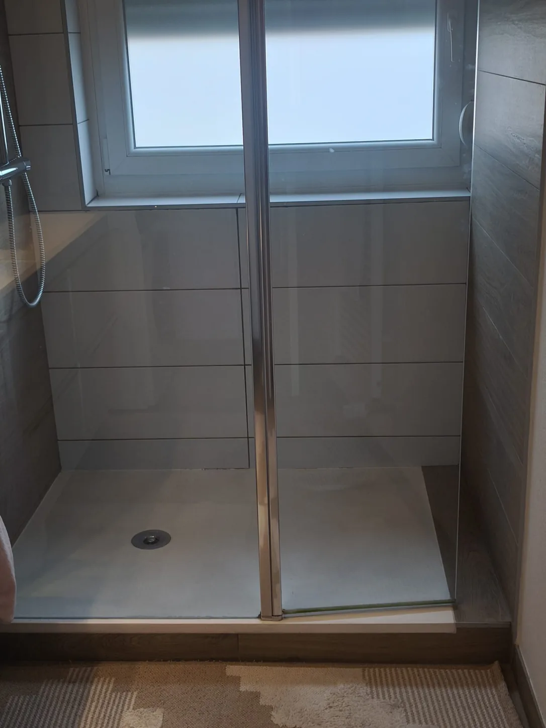 Douche avec receveur extra-plat, porte vitrée et faïence grise